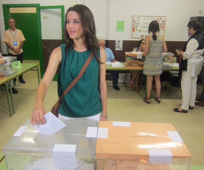 Inés Arrimadas (C's) vota en las elecciones generales del 26J 