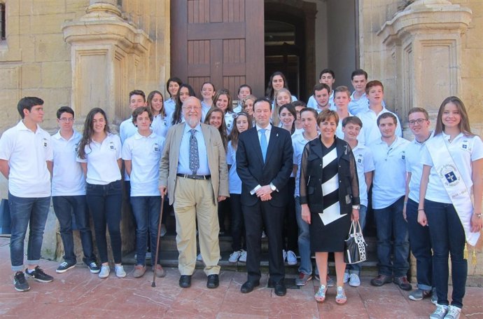 El consejero de Presidencia y Participación Ciudadana recibe a los jóvenes. 