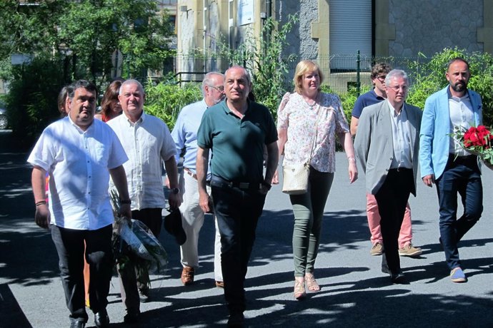 Delegación socialista acude al tanatorio para despedir a Recalde