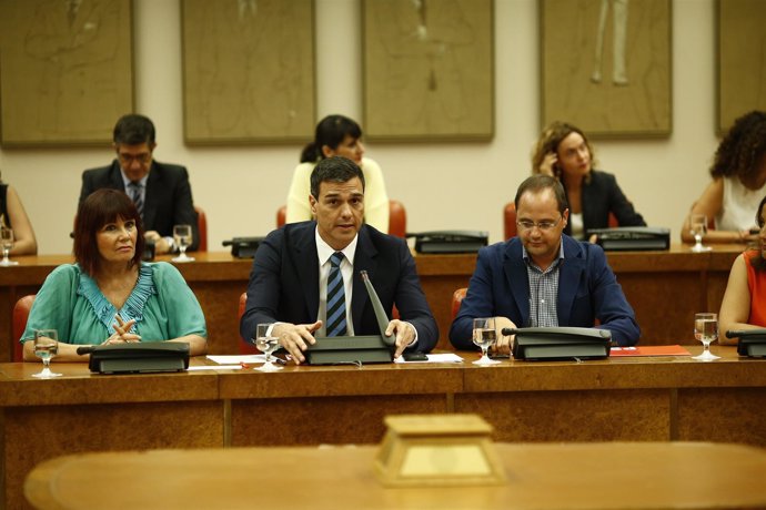 Pedro Sánchez, Micaela Navarro y César Luena en la reunión del Grupo Socialista