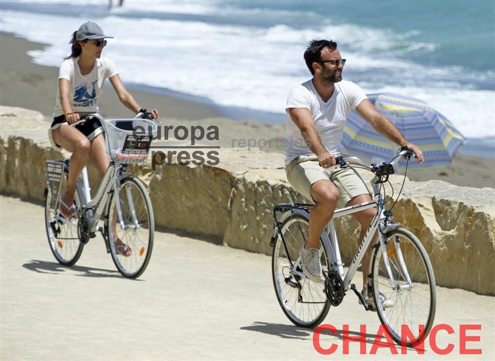 Alessandra Ambrosio y su marido paseando por Marbella en bicicleta.