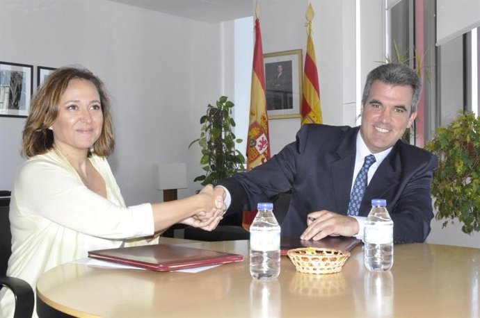 Mayte Pérez y Mikel Iriarte firman el convenio.