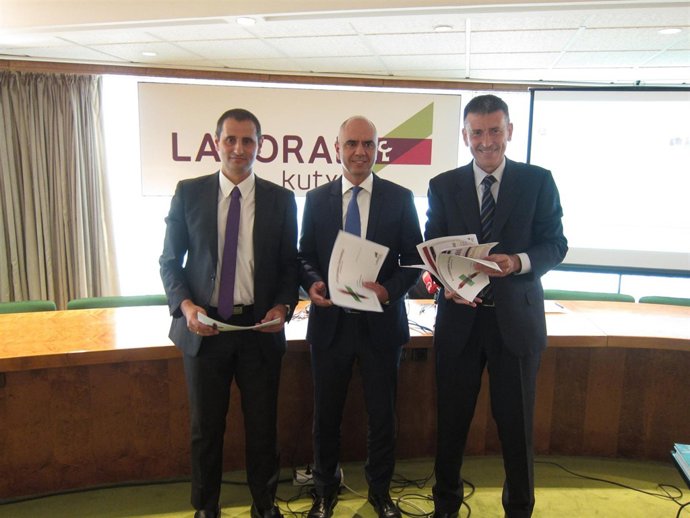 Javier Cortajarena, Xabier Egibar y Joseba Madariaga, de Laboral Kutxa.