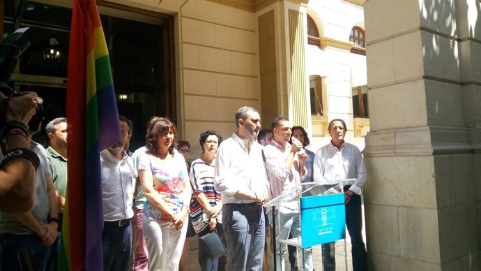 Sánchez en la celebración del Día del Orgullo junto a Juan David Santiago