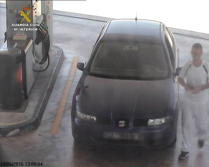 El detenido en una de sus acciones en una gasolinera