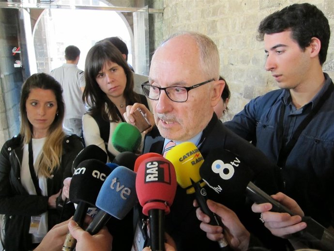 El Síndic de Greuges, Rafael Ribó, en una atención a los medios