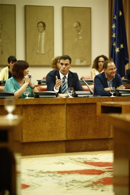 Pedro Sánchez, Micaela Navarro y César Luena en la reunión del Grupo Socialista 