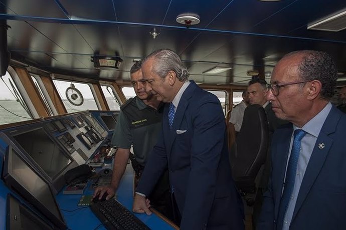 Arsenio Fernández de Mesa visita en Melilla el buque Río Miño