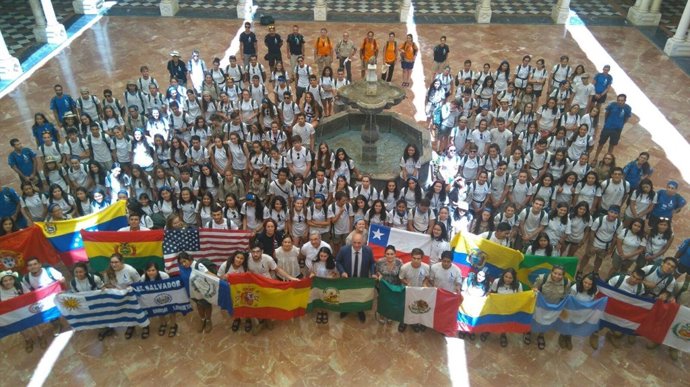 Ruiz (centro) junto a los expedicionarios