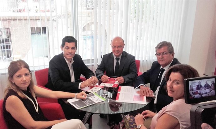 Carrillo con la junta deirectiva del Colegio Economistas de la Región de Murcia