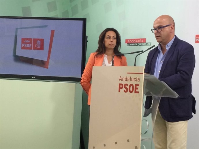 Manuel Fernández y Mercedes Gámez en la rueda de prensa