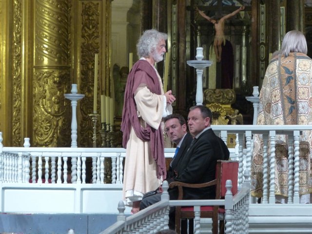 Un instante de la representación del Misteri