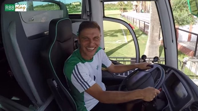 Joaquín conduce el autobús del Betis