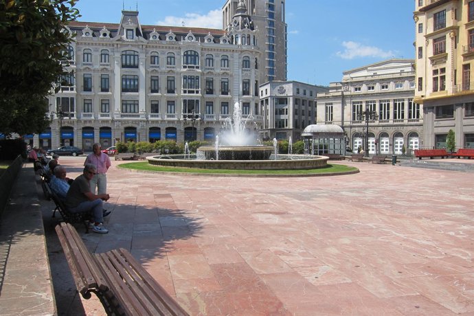 Personas a la sombra, el día de la temperatura máxima histórica en Oviedo. 