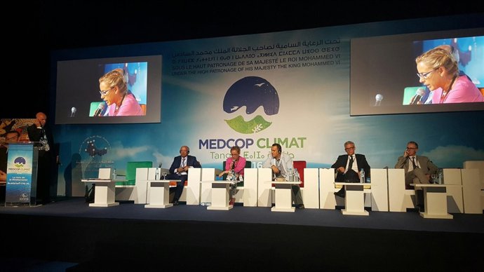 La cosnejera participa en la mesa de debate 