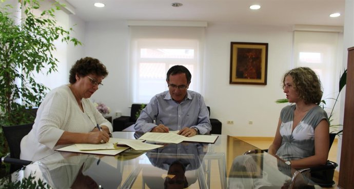 Firma del convenio entre el Ayuntamiento y Cruz Roja