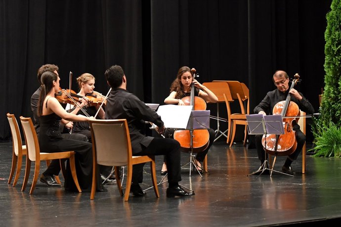 Alexander Rudin con jóvenes del Encuentro en el Palacio de Festivales