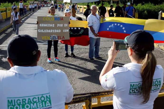 Venezolanos en el puente Simón Bolívar