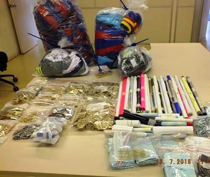 La Urbana detiene a tres distribuidores de material del 'top manta'