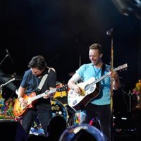 Michael J. Fox se une a Coldplay para tocar canciones de Regreso al Futuro en un concierto