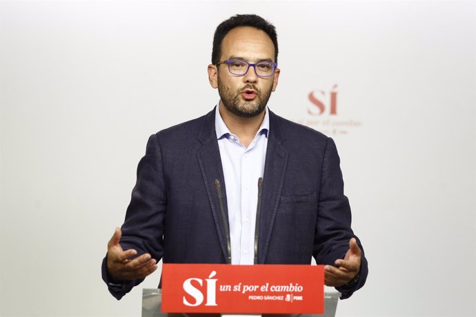 Antonio Hernando en la sede del PSOE