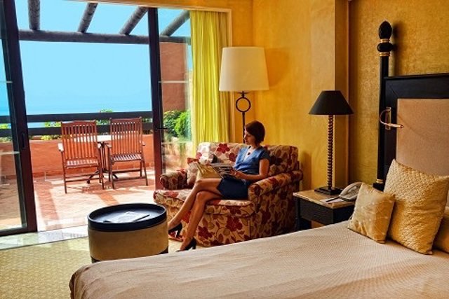 Imagen de un turista en un hotel 