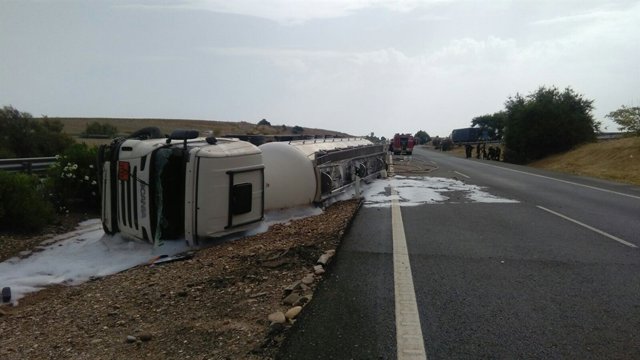 El camión cisterna cargado con ácido volcado en la A-4