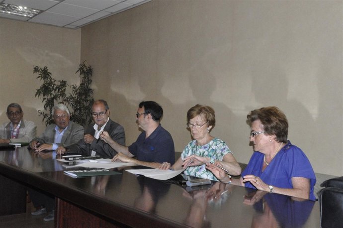 Comerciales y vecinos del Casco Histórico firman el convenio.