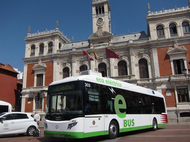 Los nuevos autobuses y coches, ante la fachada del Ayuntamiento