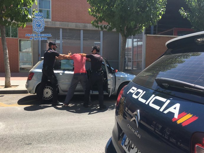 Agentes de la Policía NACIONAL detienen a uno de los autores