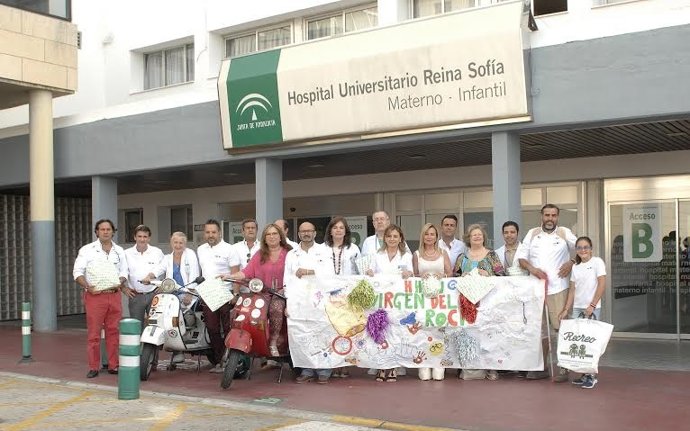 Luna (centro) y responsables sanitarios reciben a los participantes