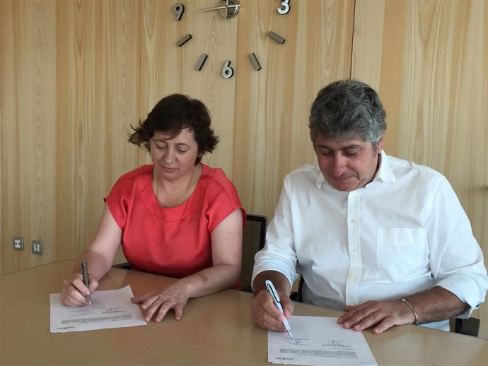 La consejera Elizalde y Mendoza firman el documento. 
