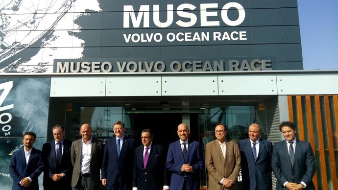 Ximo Puig, cuarto por la izquierda, este martes en la constitución del Comité