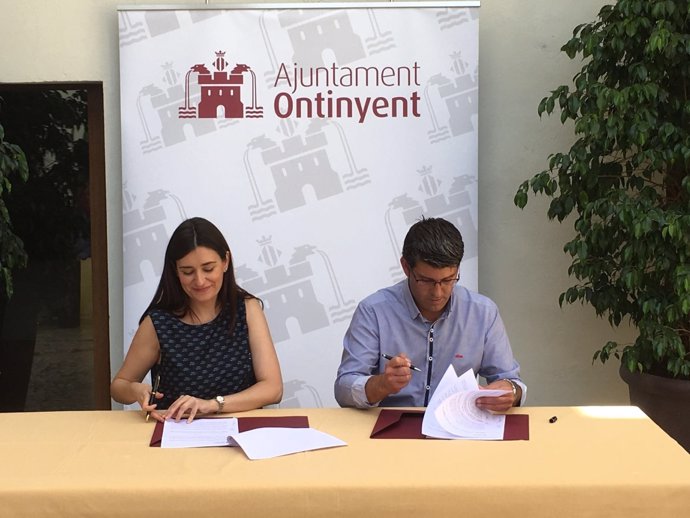 Carmen Montón y Jorge Rodríguez firman un convenio para el hospital de Ontinyent