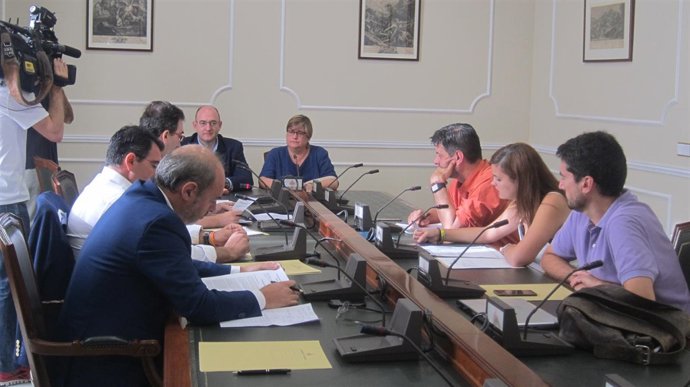 Maria José Pi, junto a su abogado en la comisión de investigación de Taula