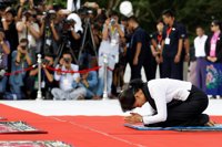 Suu Kyi y el jefe del Ejército birmano aparecen juntos para conmemorar la muerte de líder histórico