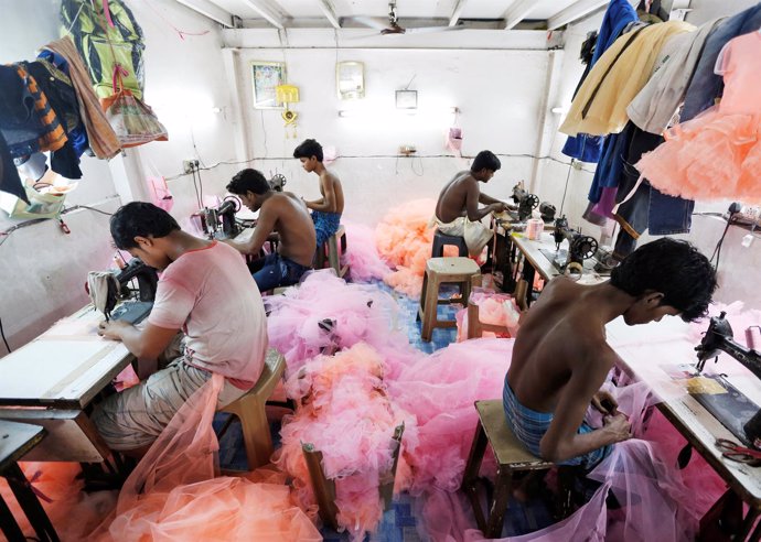 Trabajadores de una fábrica textil en Mumbai, India