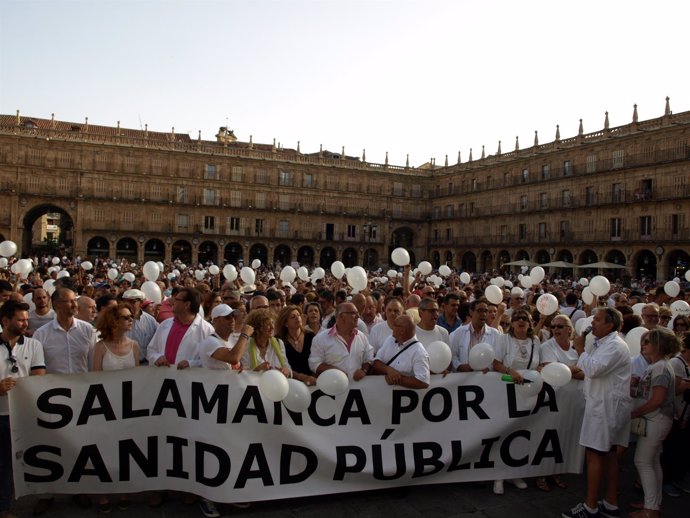 'Marea Blanca' En La Plaza Mayor De Salamanca        