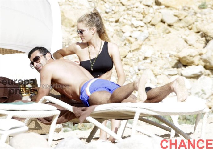 Luis Figo y Helen Svedin de vacaciones en Ibiza