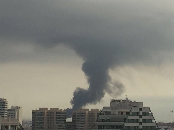 Columna de humo del incendio de Alboraya vista desde Valencia