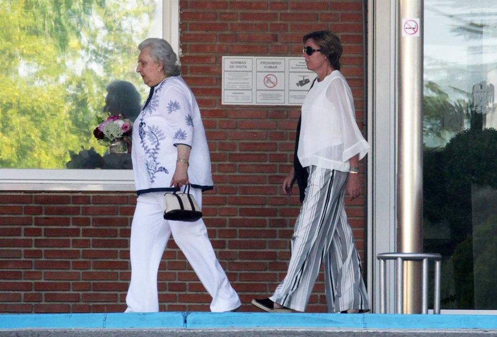 La Infanta Pilar y Simoneta Gómez-Acebo visitan a Andrea Pascual y su hijo