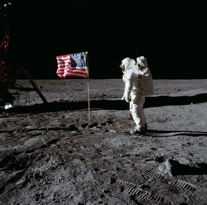 Aldrin saluda la bandera en la Luna