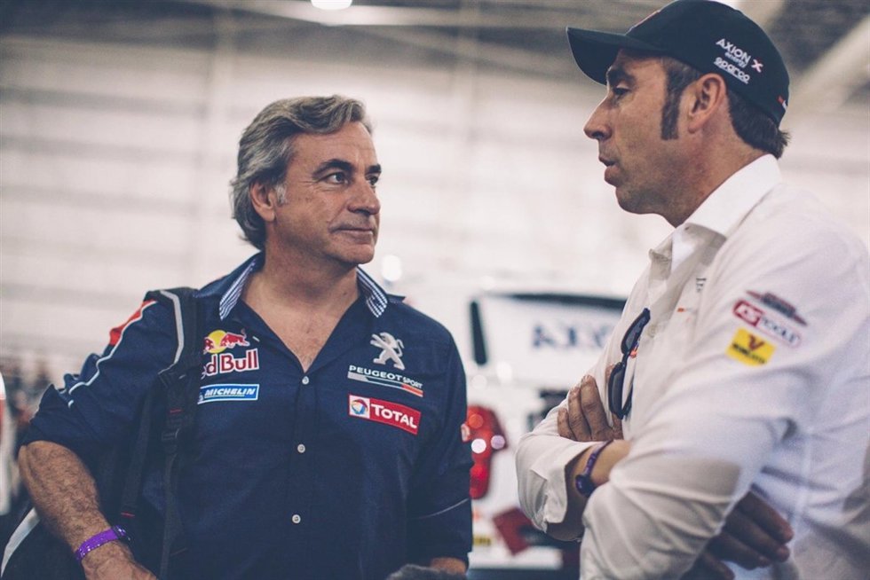 Carlos Sainz charla con Nani Roma