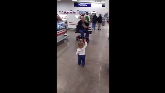 Esta niña saluda a todos arrancando sonrisas