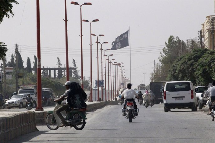 Bandera del Estado Islámico en Raqqa