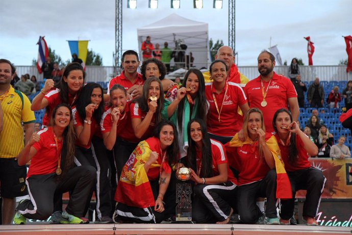 La selección femenina de balonmano playa celebra su oro mundial