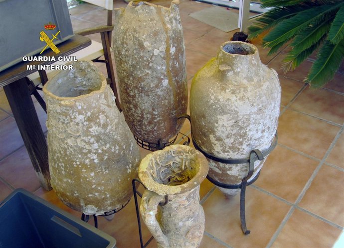 La Guardia Civil Recupera Cuatro Ánforas Romanas Y Un Lingote De Plomo En Un Dom
