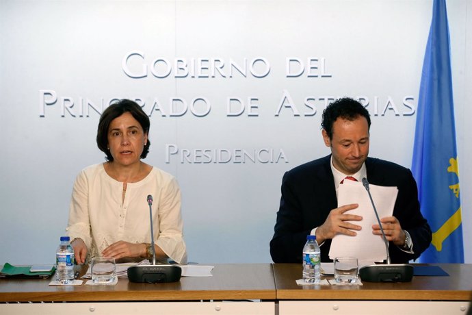 Dolores Carcedo y Guillermo martínez tras el Consejo de Gobierno.