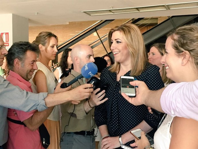  Susana Díaz, atiende a los medios en Camas (Sevilla)