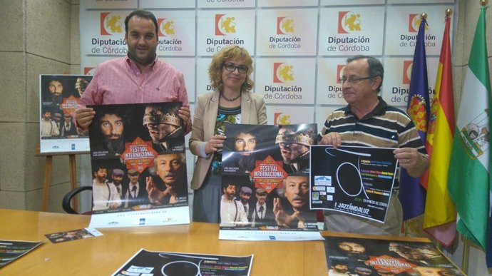 Ruz (centro) durante la presentación del festival